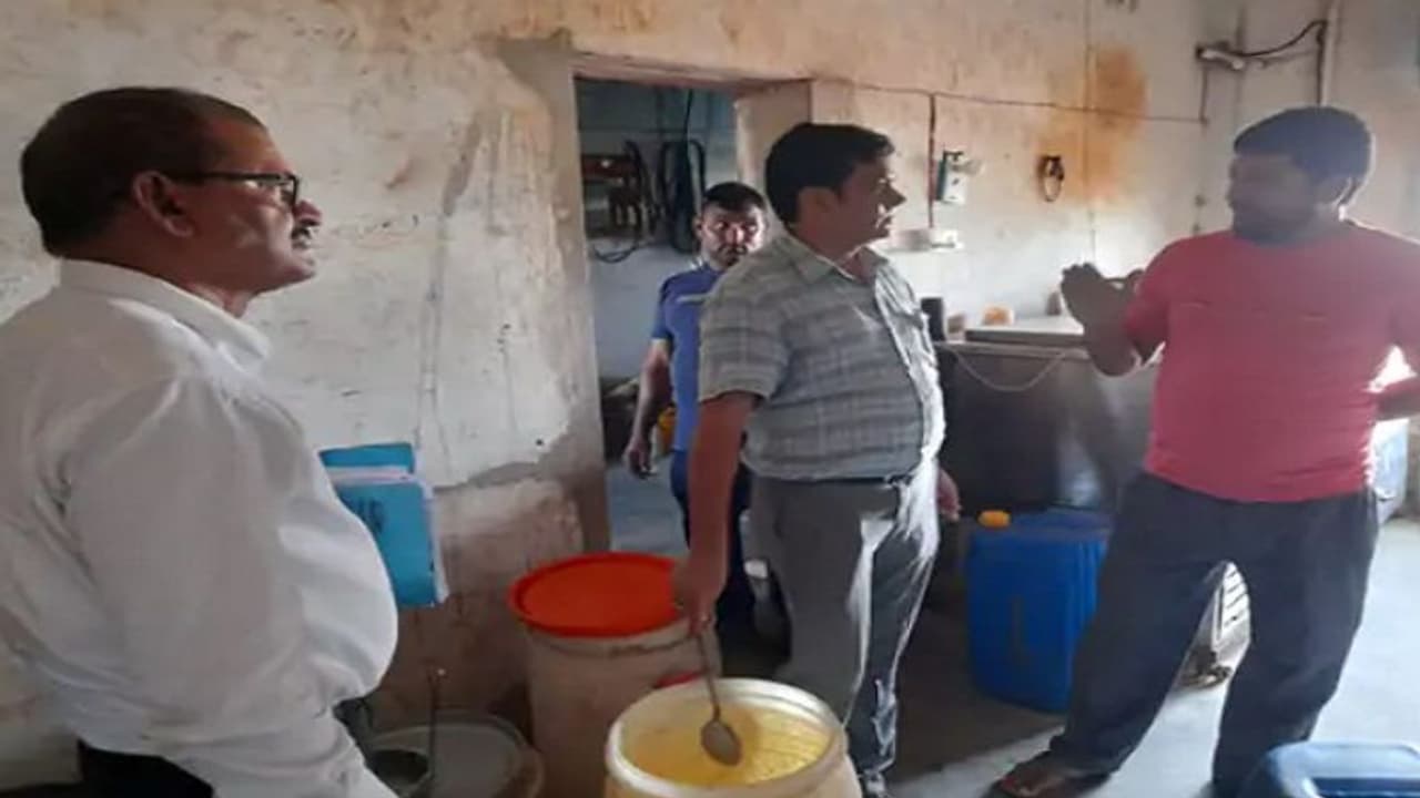 दिवाली से पहले मिठाई की जांच अधिकारी को पड़ी भारी, कमरे में बंद कर जमकर चले लात घूंसे फिर ऐसा किया गया हाल