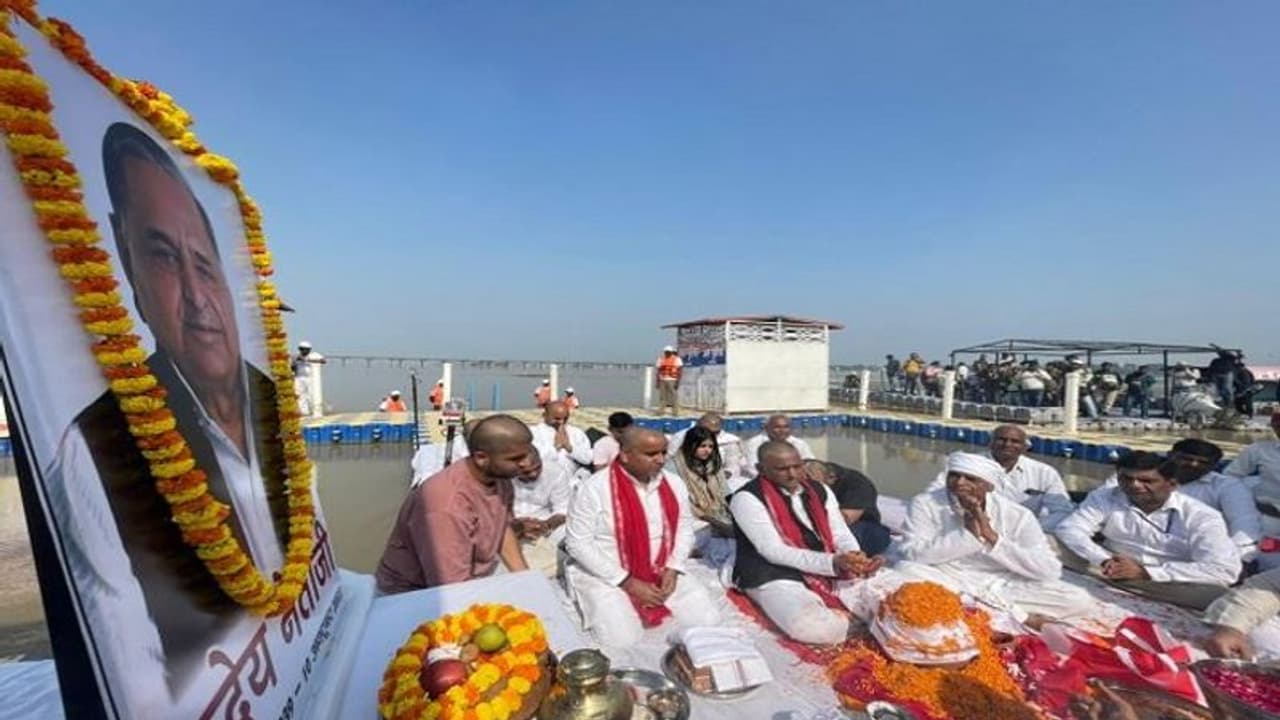 हरिद्वार के बाद संगम में विसर्जित हुई मुलायम सिंह यादव की अस्थियां, अखिलेश समेत परिवार के अन्य लोग रहे मौजूद हरिद्वार के बाद संगम में विसर्जित हुई मुलायम सिंह यादव की अस्थियां, अखिलेश समेत परिवार के अन्य लोग रहे मौजूद