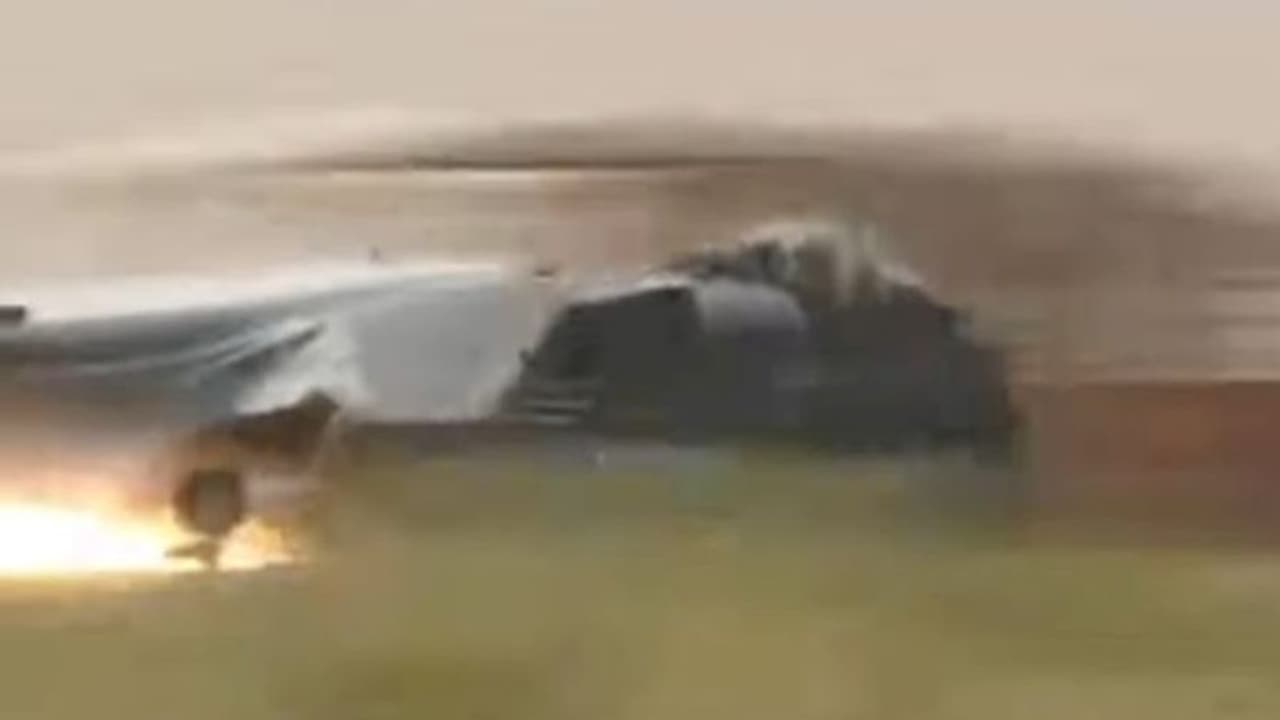 रोंगटे खड़े करने वाला पुराना वीडियो वायरलः जमीन पर आते ही फाइटर जेट में लगी आग, आखिरी मूमेंट है सबसे खतरनाक रोंगटे खड़े करने वाला पुराना वीडियो वायरलः जमीन पर आते ही फाइटर जेट में लगी आग, आखिरी मूमेंट है सबसे खतरनाक