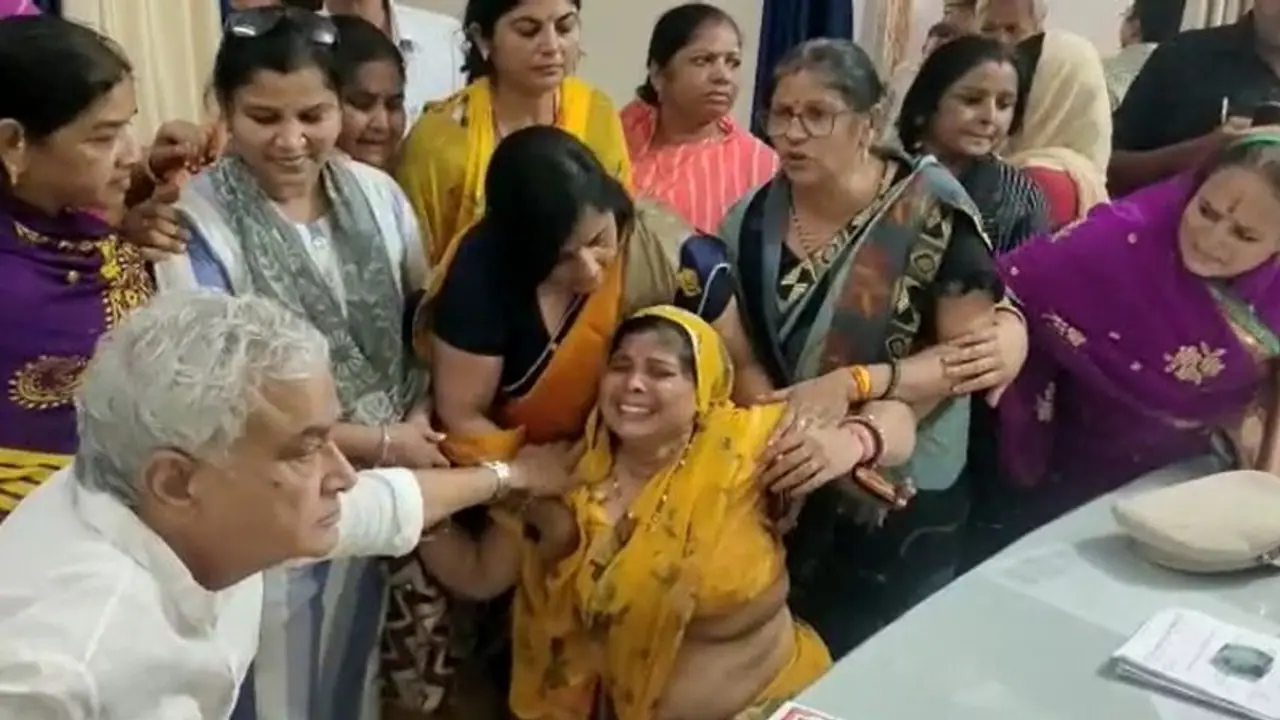 लव जिहाद: हिंदू लड़की को मां के सामने गन पॉइंट पर उठा ले गया मुस्लिम लड़का, पूरे राजस्थान में हो गया बवाल लव जिहाद: हिंदू लड़की को मां के सामने गन पॉइंट पर उठा ले गया मुस्लिम लड़का, पूरे राजस्थान में हो गया बवाल