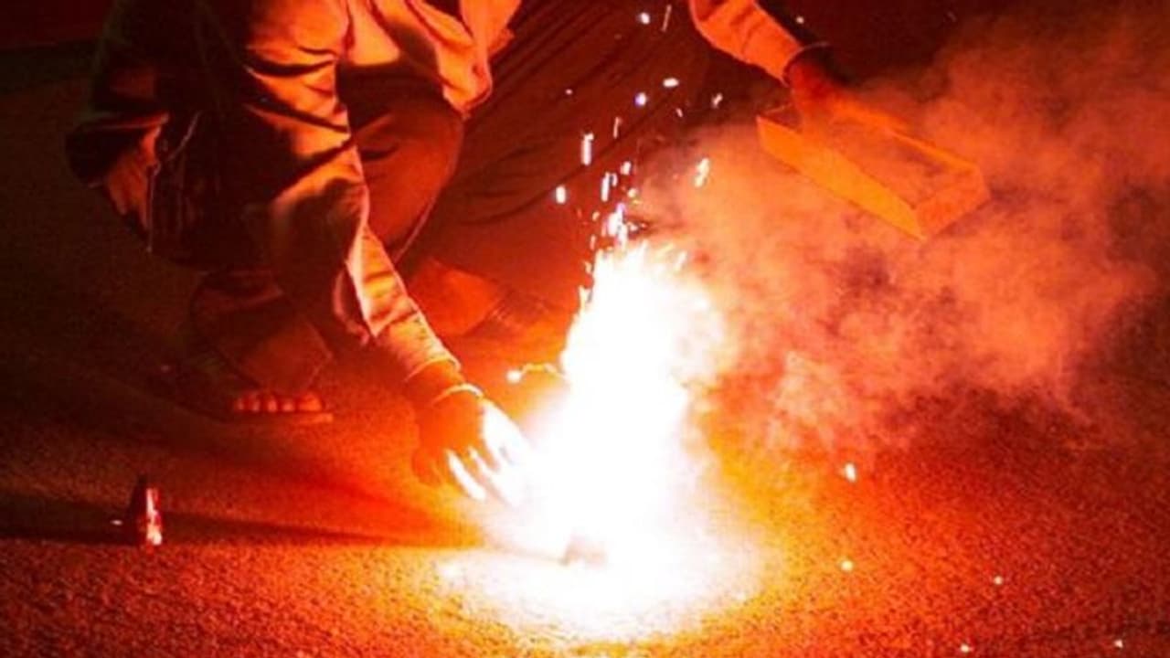 दिल्ली की दिवाली तो हो ली...: सुतली बम हो या रॉकेट, पटाखों की पूंछ में आग लगाई तो जाना होगा जेल दिल्ली की दिवाली तो हो ली...: सुतली बम हो या रॉकेट, पटाखों की पूंछ में आग लगाई तो जाना होगा जेल