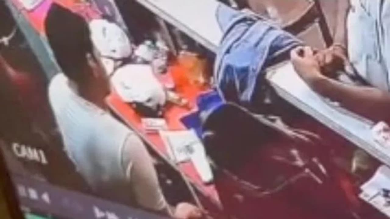 ജിമ്മില് വച്ച് ഹൃദയാഘാതം മൂലം ട്രെയിനര് മരിച്ചു; വീഡിയോ പ്രചരിക്കുന്നു ജിമ്മില് വച്ച് ഹൃദയാഘാതം മൂലം ട്രെയിനര് മരിച്ചു; വീഡിയോ പ്രചരിക്കുന്നു