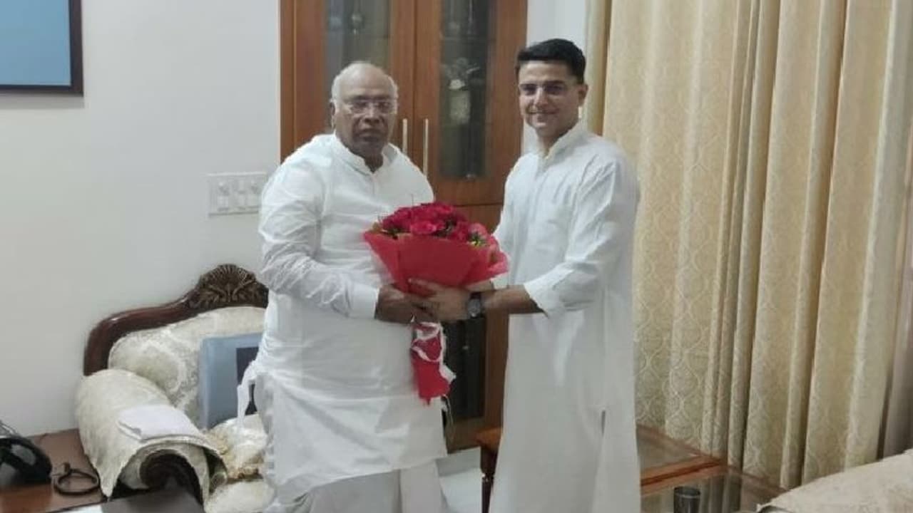 मल्लिकार्जुन खड़गे के अध्यक्ष बनने पर क्यों खुश हुए अशोक गहलोत! राजस्थान में अब खत्म होगी CM पद की लड़ाई? मल्लिकार्जुन खड़गे के अध्यक्ष बनने पर क्यों खुश हुए अशोक गहलोत! राजस्थान में अब खत्म होगी CM पद की लड़ाई?