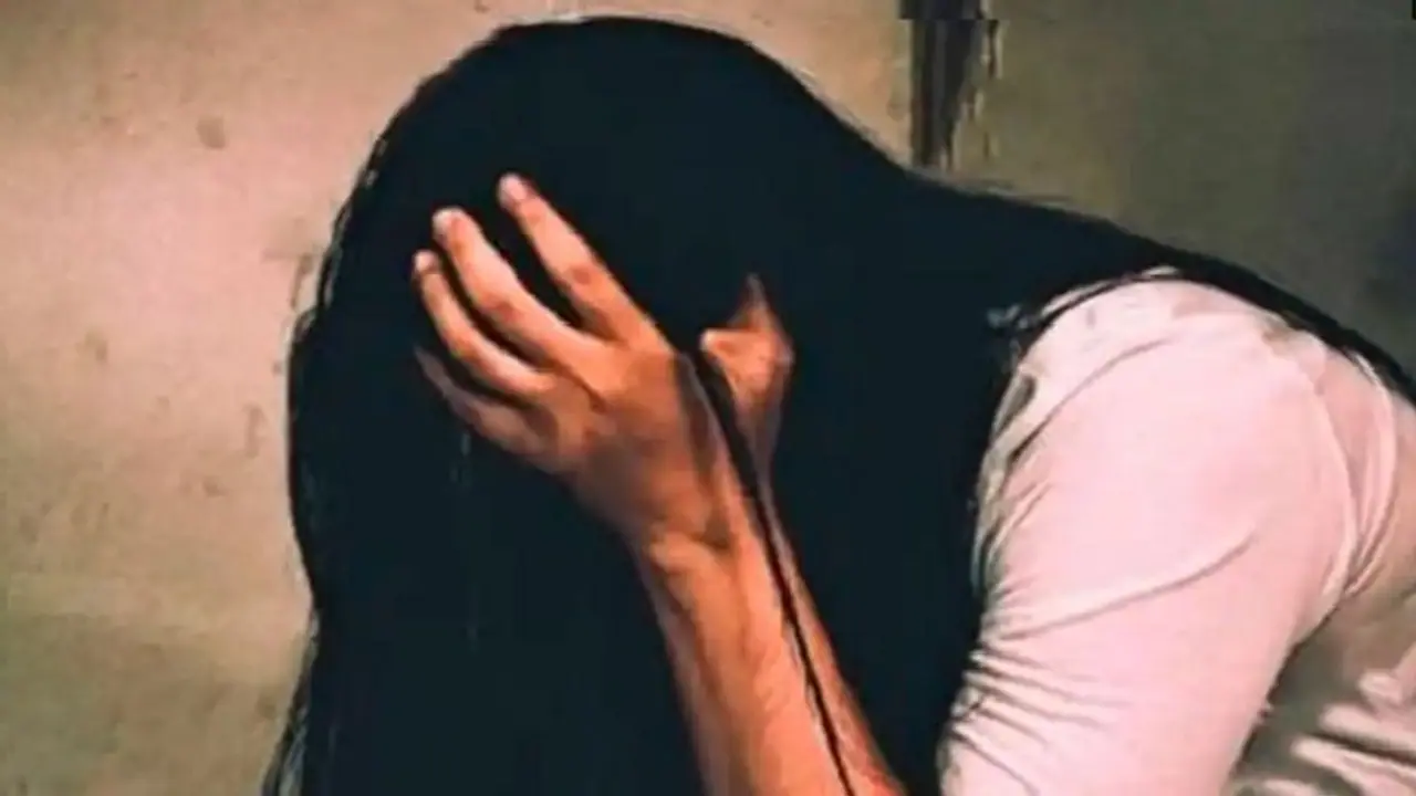 महिला की दर्दनाक कहानी: जबरदस्ती सेक्स करते हुए पति बनाता है Video, दिखाता है दोस्तों को, जेठ भी करता है रेप महिला की दर्दनाक कहानी: जबरदस्ती सेक्स करते हुए पति बनाता है Video, दिखाता है दोस्तों को, जेठ भी करता है रेप