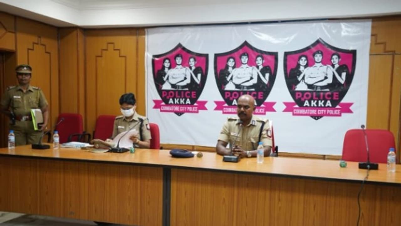 கோயமுத்தூரில் மாணவிகளின் நலனுக்காக போலீஸ் அக்கா திட்டம் துவக்கம்!! கோயமுத்தூரில் மாணவிகளின் நலனுக்காக போலீஸ் அக்கா திட்டம் துவக்கம்!!