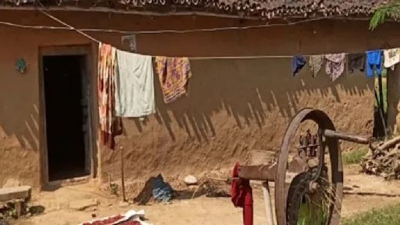 दीपावली को 'शोक दिवस' की तरह मनाते हैं यूपी के इस गांव के लोग, सैकड़ों सालों से चली आ रही है परंपरा दीपावली को 'शोक दिवस' की तरह मनाते हैं यूपी के इस गांव के लोग, सैकड़ों सालों से चली आ रही है परंपरा