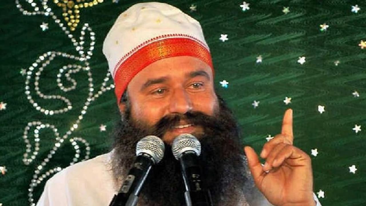 जेल से बाहर आते ही राम रहीम ने किया सत्संग, नेताओं में बाबा से आशीर्वाद लेने की मची होड़ जेल से बाहर आते ही राम रहीम ने किया सत्संग, नेताओं में बाबा से आशीर्वाद लेने की मची होड़