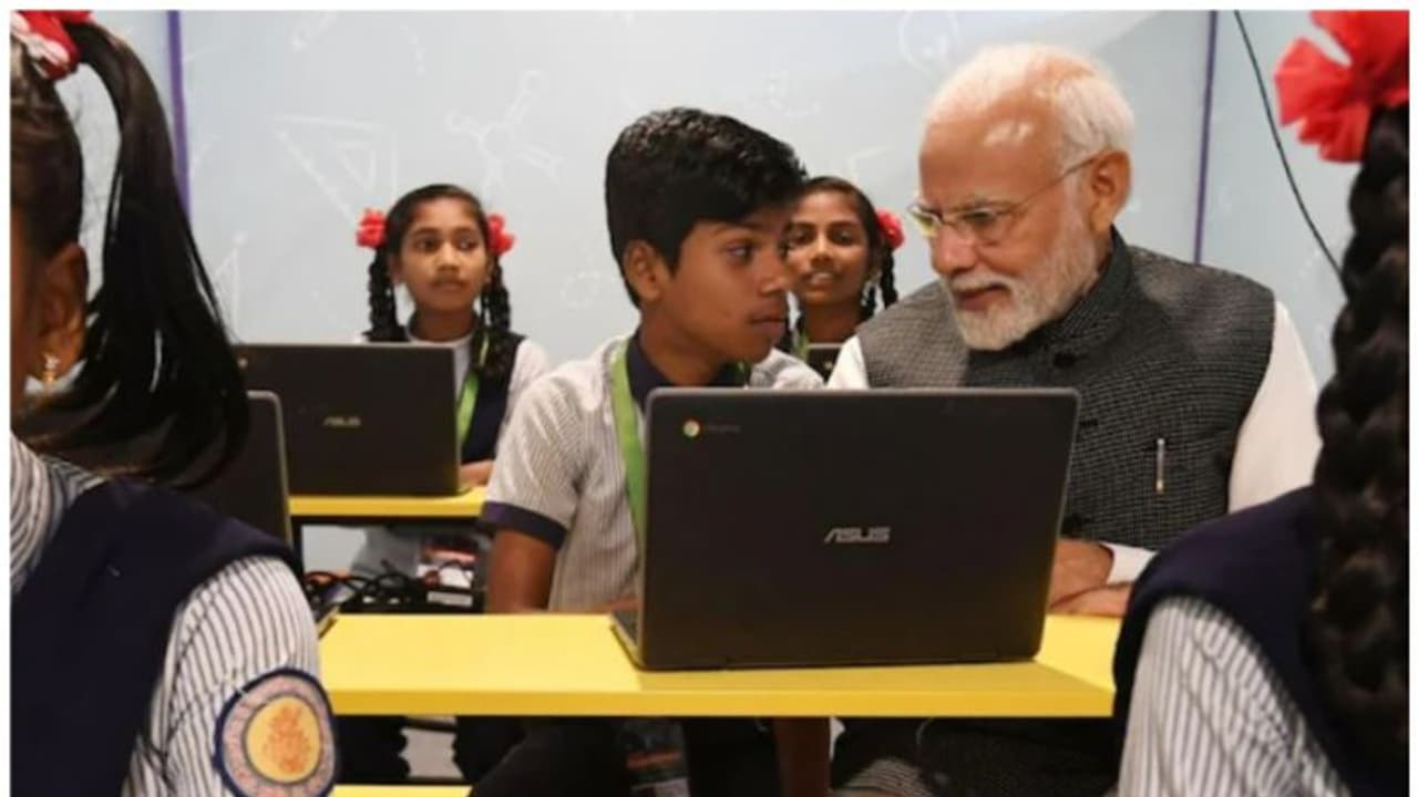 ഇം​ഗ്ലീഷ് ബൗദ്ധികതയുടെ മാനദണ്ഡമല്ല, ആശയവിനിമയ മാധ്യമം മാത്രം; ഹിന്ദിയെ പ്രോത്സാഹിപ്പിച്ച് പ്രധാനമന്ത്രി