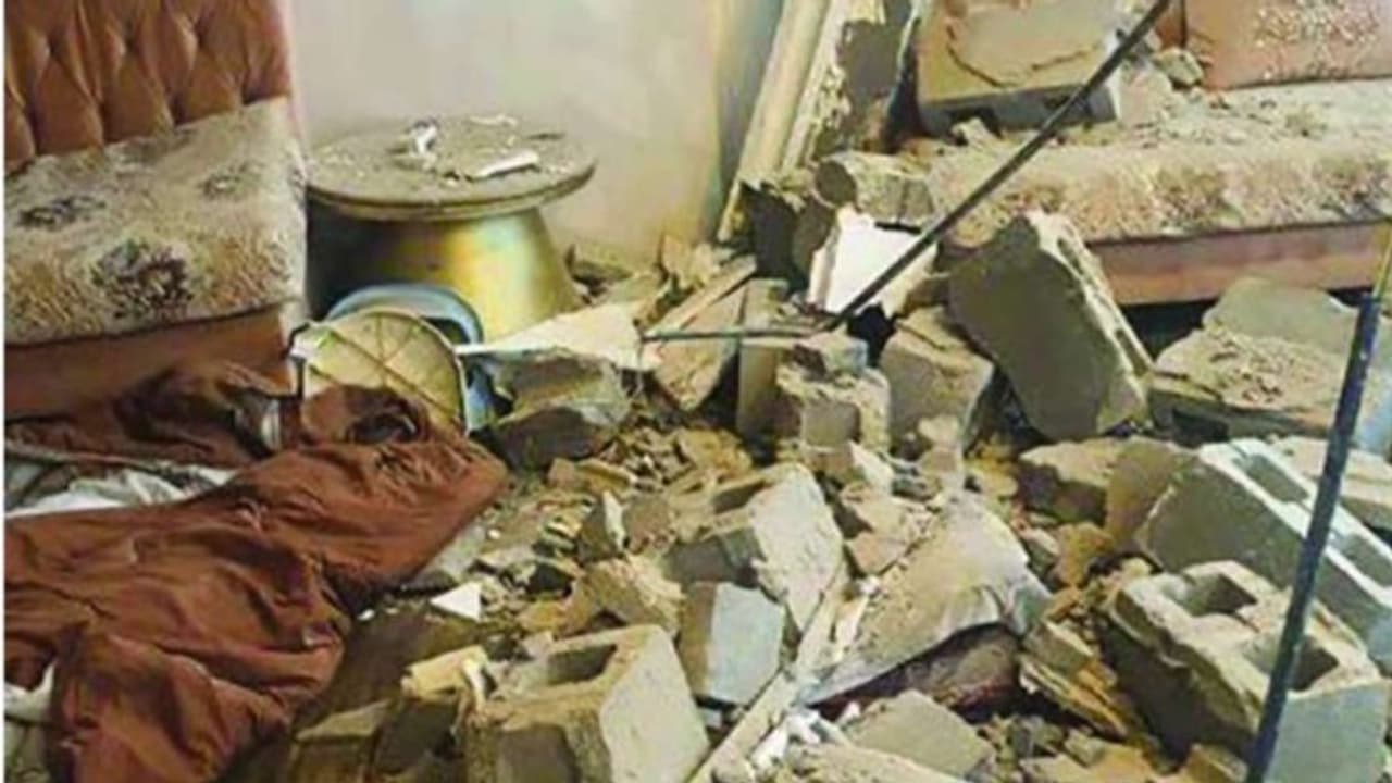 വീടിന്റെ മേല്ക്കൂര തകര്ന്നുവീണ് നാല് വയസുള്ള കുട്ടി മരിച്ചു വീടിന്റെ മേല്ക്കൂര തകര്ന്നുവീണ് നാല് വയസുള്ള കുട്ടി മരിച്ചു