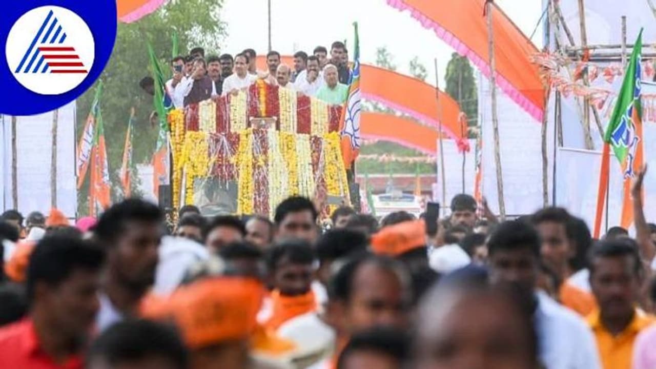 ಬೀದರ್‌: ರ‍್ಯಾಲಿಯಲ್ಲಿ ಸಿಎಂಗೆ ಅಪ್ಪು ಫೋಟೋ ನೀಡಿದ ಅಭಿಮಾನಿ..!