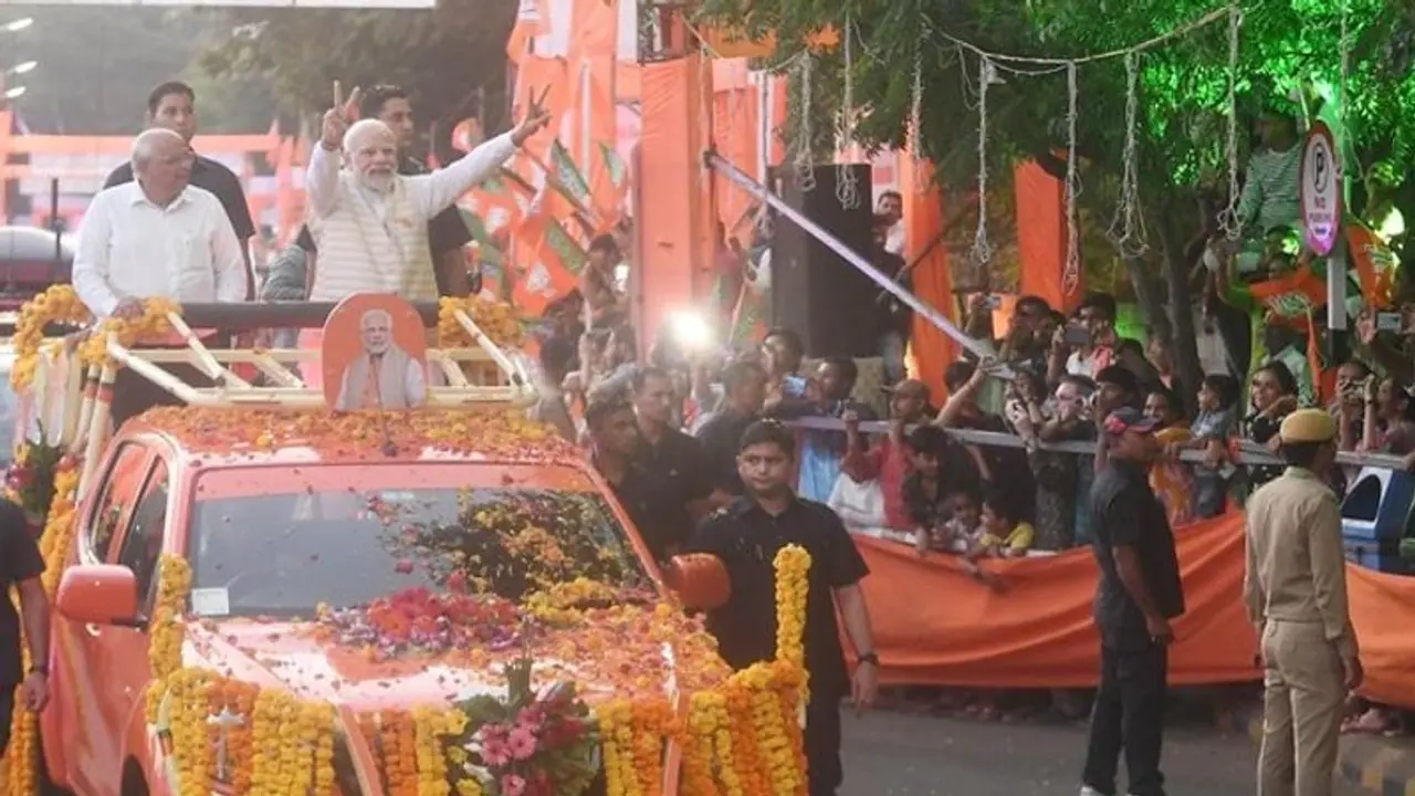 राजकोट: PM मोदी के रोड शो में उमड़ा जनसैलाब, मुस्लिम समाज के लोगों ने भी की फूलों की बारिश राजकोट: PM मोदी के रोड शो में उमड़ा जनसैलाब, मुस्लिम समाज के लोगों ने भी की फूलों की बारिश