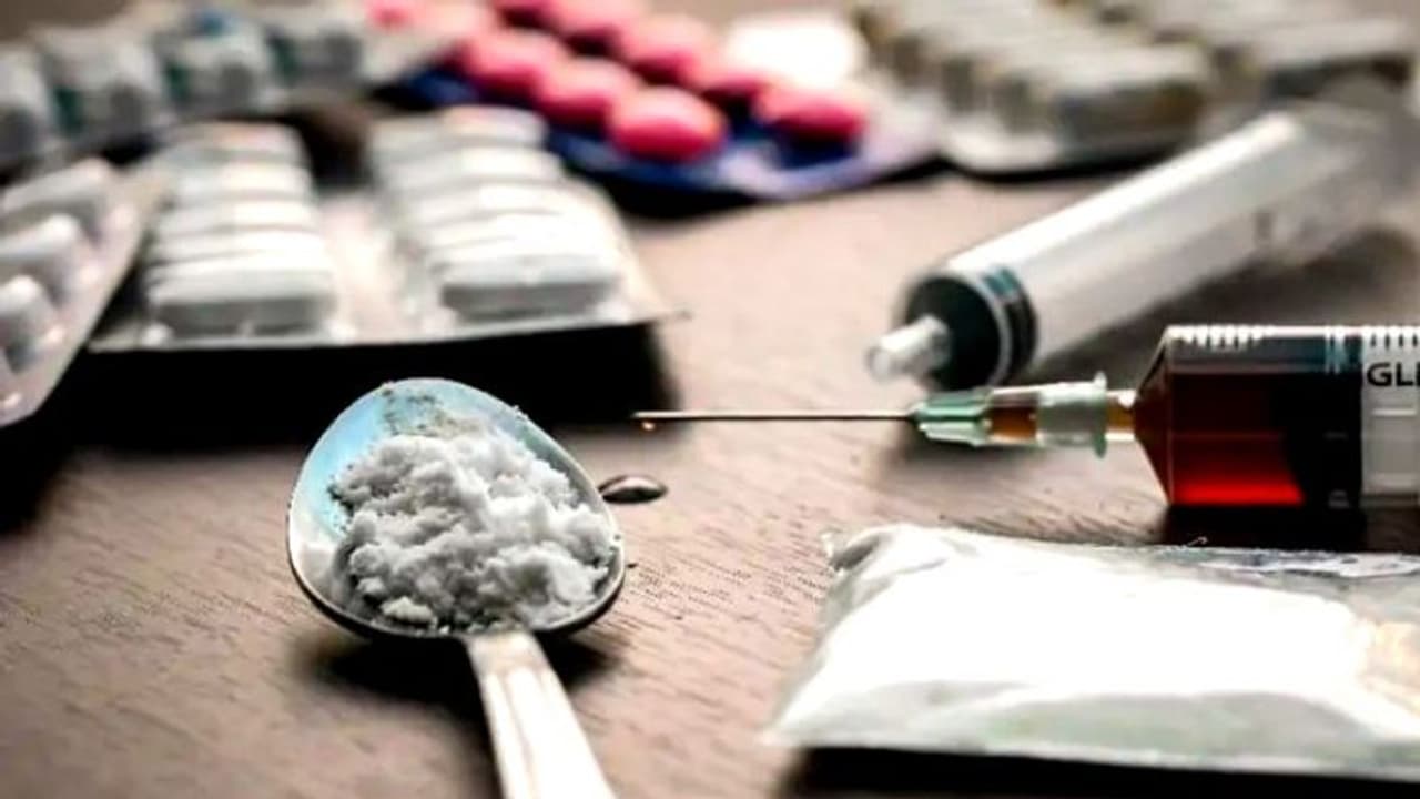 போதை தரும் மருந்துகளை மருத்துவரின் பரிந்துரை இல்லாமல் தரக்கூடாது.. தமிழக அரசு அதிரடி அறிவிப்பு போதை தரும் மருந்துகளை மருத்துவரின் பரிந்துரை இல்லாமல் தரக்கூடாது.. தமிழக அரசு அதிரடி அறிவிப்பு