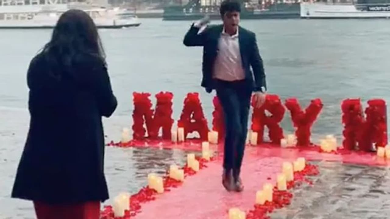 'ഇതാര് ഷാരൂഖ് ഖാനോ'; യുവാവിന്‍റെയും കാമുകിയുടെയും വീഡിയോയ്ക്ക് പരിഹാസം