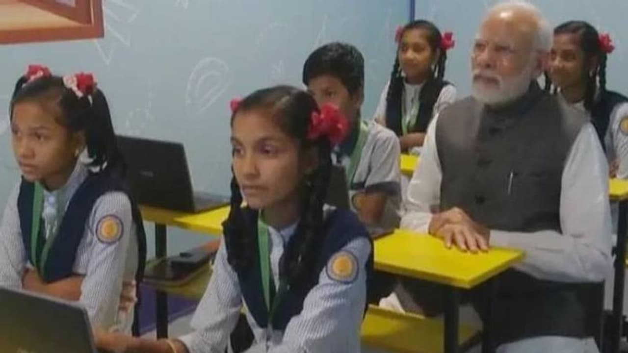 'ഇതാണ് ഞങ്ങളുടെ ഏറ്റവും വലിയ നേട്ടം', മോദി ഗുജറാത്തിലെ സ്കൂൾ സന്ദർശിച്ചതിൽ പ്രതികരിച്ച് കെജ്രിവാൾ