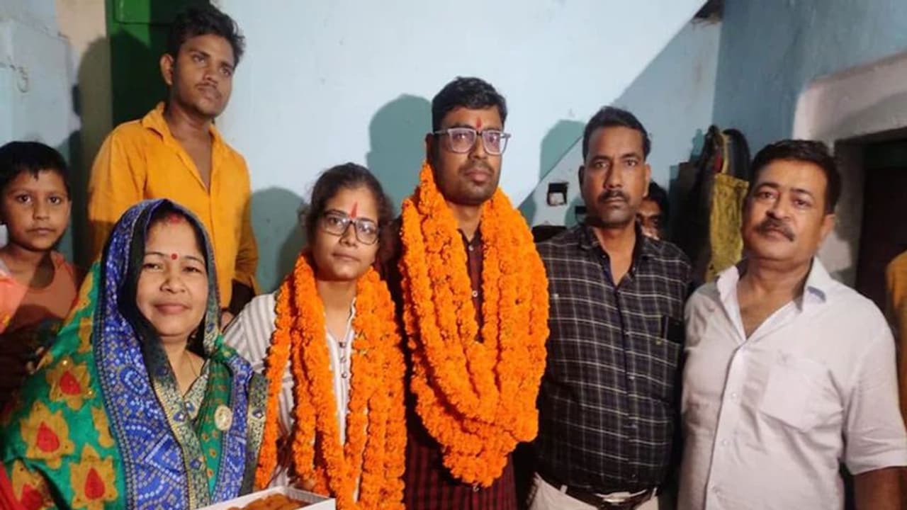  UP PCS रिजल्ट में भाई बहन ने गाड़े झंडे: सेल्फ स्टडी कर पाई कामयाबी, फैमिली को दिया दिवाली 'गिफ्ट'