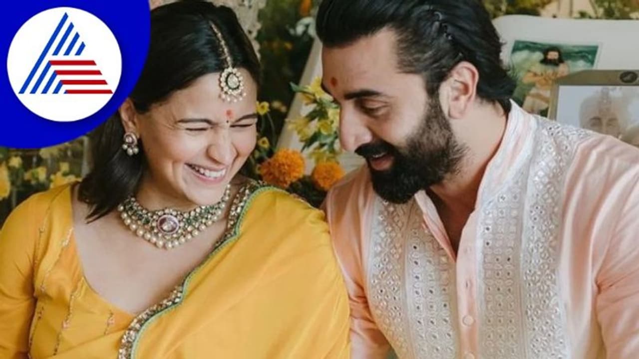 ಆಲಿಯಾ ಭಟ್ ಪಕ್ಕದಲ್ಲಿಲ್ಲ ಅಂದ್ರೆ ತಿಂಡಿ ತಿನ್ನಲ್ಲ ಬಾತ್ರೂಮ್ಗೂ ಹೋಗಲ್ಲ: ರಣಬೀರ್ ಕಪೂರ್ ಆಲಿಯಾ ಭಟ್ ಪಕ್ಕದಲ್ಲಿಲ್ಲ ಅಂದ್ರೆ ತಿಂಡಿ ತಿನ್ನಲ್ಲ ಬಾತ್ರೂಮ್ಗೂ ಹೋಗಲ್ಲ: ರಣಬೀರ್ ಕಪೂರ್