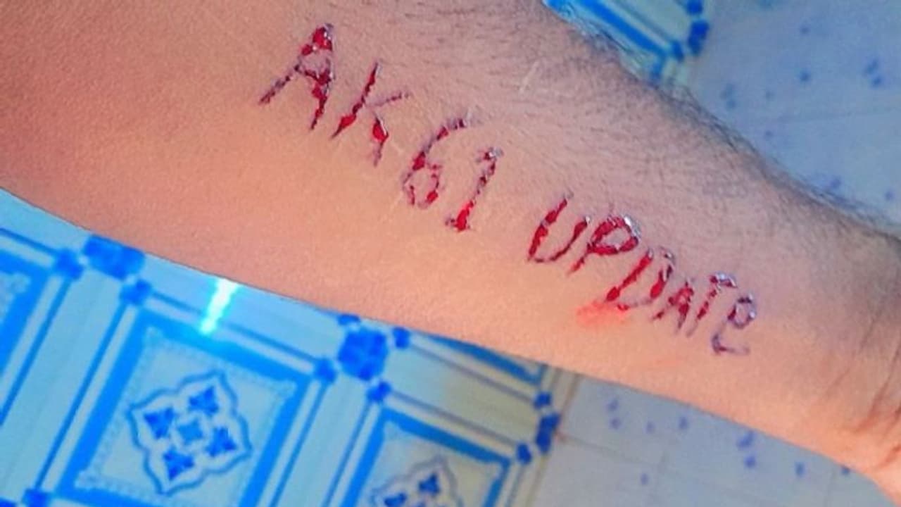 AK 61 : நடிகர் அஜித் விரும்பாத செயல்! AK61 படத்தின் அப்டேட் கேட்டு கையில் பிளேடால் எழுதிக்கொண்ட ரசிகர்!