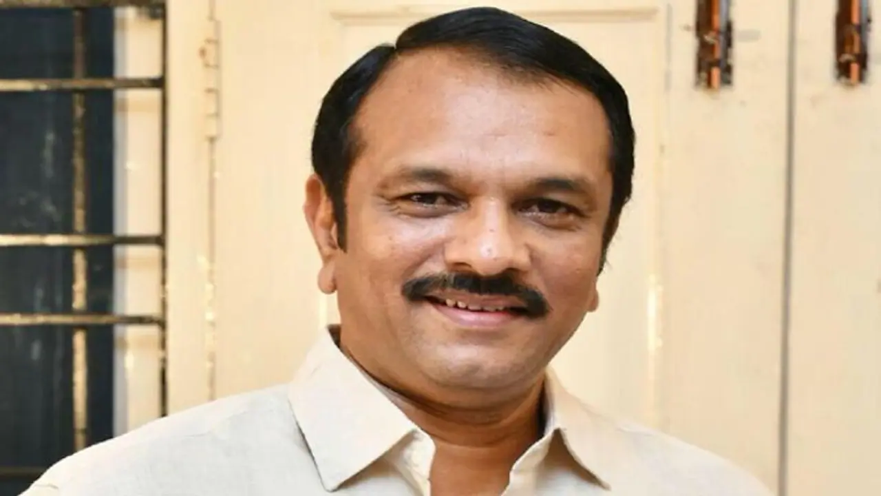 ఎమ్మెల్యే సుధీర్ రెడ్డిపై అనుచిత వ్యాఖ్యలు.. బీజేపీ కార్పోరేటర్ ఇంటిని ముట్టడించిన బీఆర్ఎస్ నేతలు, ఉద్రిక్తత ఎమ్మెల్యే సుధీర్ రెడ్డిపై అనుచిత వ్యాఖ్యలు.. బీజేపీ కార్పోరేటర్ ఇంటిని ముట్టడించిన బీఆర్ఎస్ నేతలు, ఉద్రిక్తత