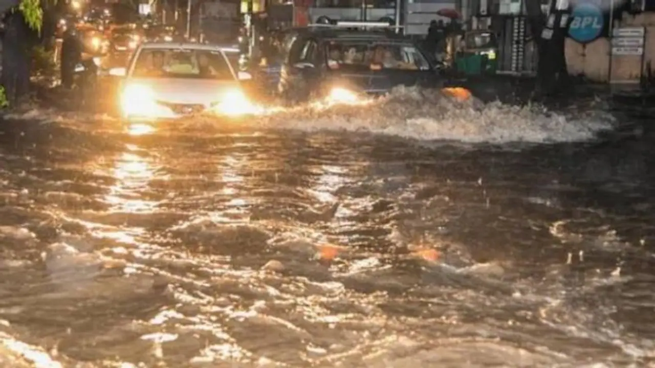 ബെംഗളുരുവിൽ വീണ്ടും കനത്ത മഴ; റോഡുകൾ വെള്ളത്തിൽ മുങ്ങി, വാഹനങ്ങൾ നശിച്ചു, ദുരിതത്തിൽ ടെക് സിറ്റി ബെംഗളുരുവിൽ വീണ്ടും കനത്ത മഴ; റോഡുകൾ വെള്ളത്തിൽ മുങ്ങി, വാഹനങ്ങൾ നശിച്ചു, ദുരിതത്തിൽ ടെക് സിറ്റി