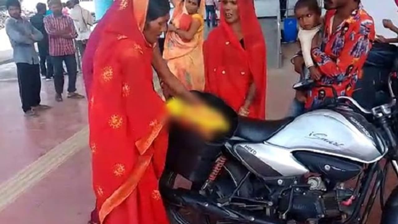 ಹುಟ್ಟುವಾಗಲೇ ಸಾವು ಕಂಡ ಮಗುವನ್ನು ಬೈಕ್ನ ಸೈಡ್ ಬಾಕ್ಸ್ನಲ್ಲಿ ತಂದು ಡಿಸಿ ಟೇಬಲ್ನಲ್ಲಿಟ್ಟ ತಂದೆ! ಹುಟ್ಟುವಾಗಲೇ ಸಾವು ಕಂಡ ಮಗುವನ್ನು ಬೈಕ್ನ ಸೈಡ್ ಬಾಕ್ಸ್ನಲ್ಲಿ ತಂದು ಡಿಸಿ ಟೇಬಲ್ನಲ್ಲಿಟ್ಟ ತಂದೆ!