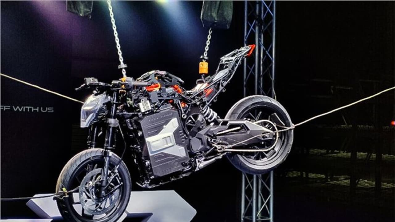 മൈലേജ് 307 കിമി, ദുല്ഖറിന്റെ സ്വന്തം സൂപ്പര് ബൈക്ക് സ്വന്തമാക്കി സൂപ്പര് ടിവി അവതാരകൻ! മൈലേജ് 307 കിമി, ദുല്ഖറിന്റെ സ്വന്തം സൂപ്പര് ബൈക്ക് സ്വന്തമാക്കി സൂപ്പര് ടിവി അവതാരകൻ!