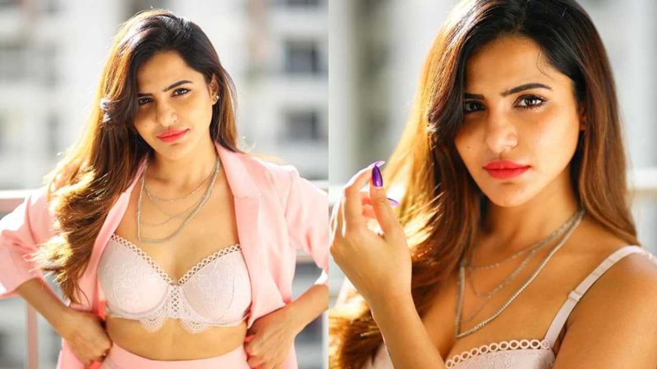 Ashureddy: పెళ్ళైన వారానికే మొగుడికి విషం పెట్టి చంపేస్తుందట! Ashureddy: పెళ్ళైన వారానికే మొగుడికి విషం పెట్టి చంపేస్తుందట!