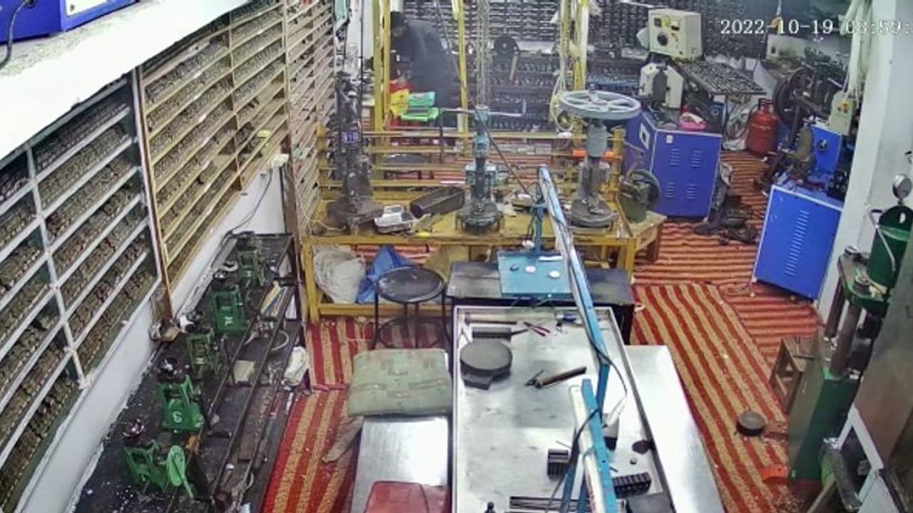 கோயம்புத்தூரில் தங்க நகை பட்டறையில் ஒரு கிலோ தங்க கட்டிகள் கொள்ளை; வைரல் வீடியோ!! கோயம்புத்தூரில் தங்க நகை பட்டறையில் ஒரு கிலோ தங்க கட்டிகள் கொள்ளை; வைரல் வீடியோ!!