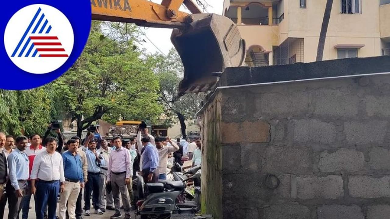 Bengaluru: ಫುಟ್ಪಾತ್ನಲ್ಲಿ ನಿರ್ಮಿಸಿದ್ದ ಶೆಡ್ ತೆರವುಗೊಳಿಸಿದ ಮುಖ್ಯ ಆಯುಕ್ತ ತುಷಾರ್ Bengaluru: ಫುಟ್ಪಾತ್ನಲ್ಲಿ ನಿರ್ಮಿಸಿದ್ದ ಶೆಡ್ ತೆರವುಗೊಳಿಸಿದ ಮುಖ್ಯ ಆಯುಕ್ತ ತುಷಾರ್