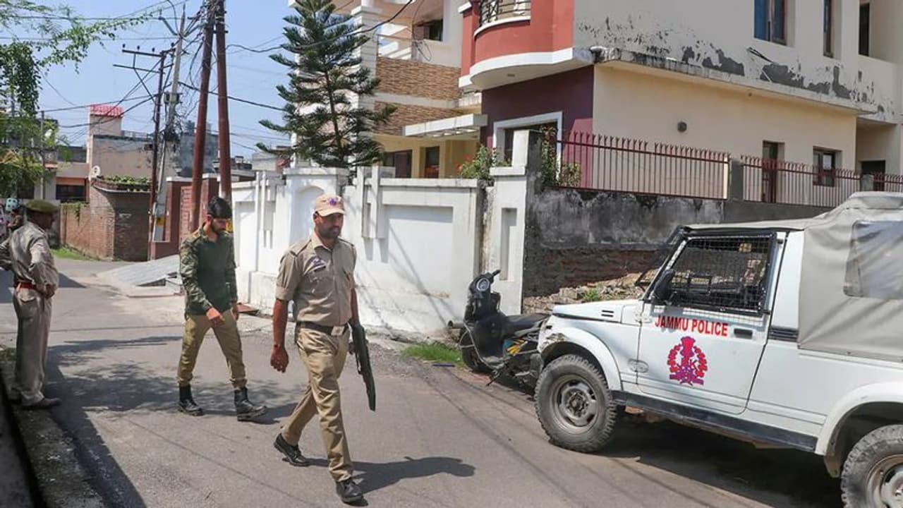 J K sub inspectors भर्ती घोटाला: पेपर लीक करवाने वाला BSF का मेडिकल आफिसर 10 दिन की CBI रिमांड पर J K sub inspectors भर्ती घोटाला: पेपर लीक करवाने वाला BSF का मेडिकल आफिसर 10 दिन की CBI रिमांड पर