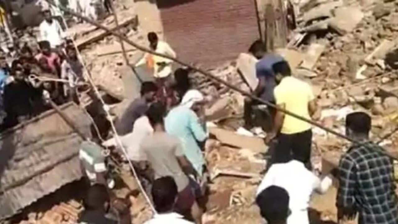 MP के मुरैना में बड़ा हादसा: पटाखा फैक्ट्री में ब्लास्ट, पूरी इमारत जमींदोज, 4 लोगों की मौके पर ही मौत MP के मुरैना में बड़ा हादसा: पटाखा फैक्ट्री में ब्लास्ट, पूरी इमारत जमींदोज, 4 लोगों की मौके पर ही मौत