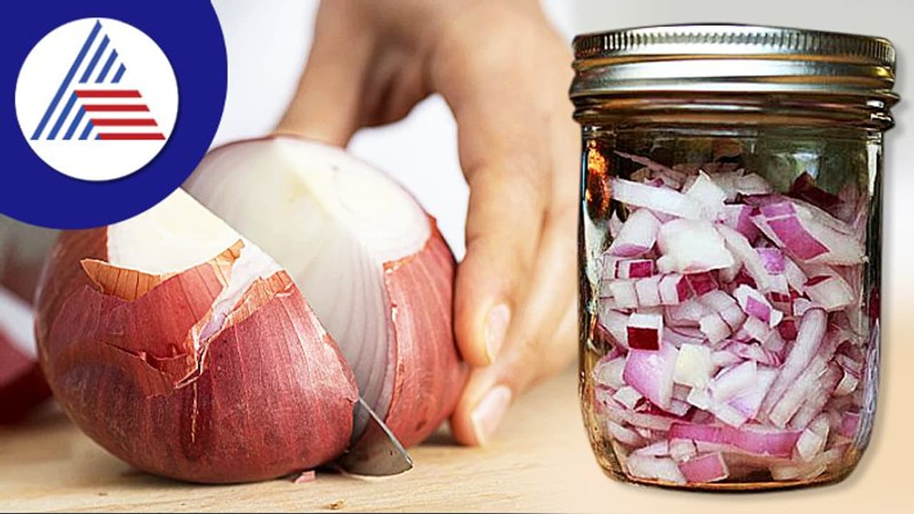 Kitchen Hacks: ಕತ್ತರಿಸಿದ ಈರುಳ್ಳಿ ವಾಸನೆ ಬರುತ್ತೆ ಅಲ್ವಾ? ಏನು ಮಾಡಬೇಕು ಅದಕ್ಕೆ?