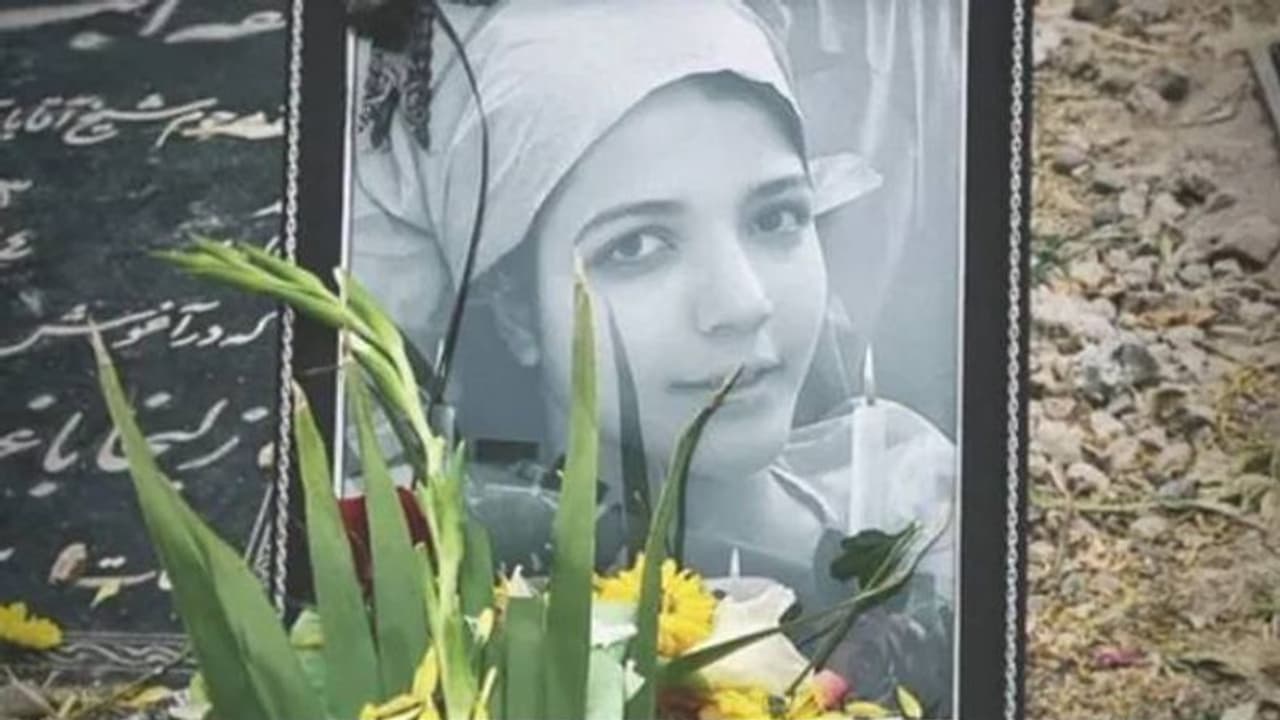 ഭരണകൂടത്തെ അനുകൂലിച്ച് പാടിയില്ല, ഇറാനിൽ സുരക്ഷാ സേനയുടെ മർദ്ദനമേറ്റ വിദ്യാർത്ഥിനി മരിച്ചു ഭരണകൂടത്തെ അനുകൂലിച്ച് പാടിയില്ല, ഇറാനിൽ സുരക്ഷാ സേനയുടെ മർദ്ദനമേറ്റ വിദ്യാർത്ഥിനി മരിച്ചു