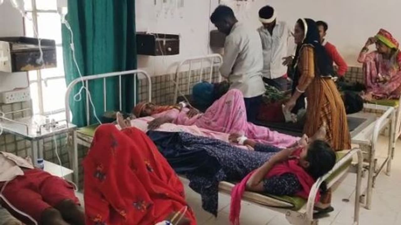 खेत में काम कर रही 3 महिलाएं व 7 बच्चे अचानक धड़ाम से गिरे, पूरे गांव में मचा हडकंप, हॉस्पिटल में खुला बड़ा राज खेत में काम कर रही 3 महिलाएं व 7 बच्चे अचानक धड़ाम से गिरे, पूरे गांव में मचा हडकंप, हॉस्पिटल में खुला बड़ा राज