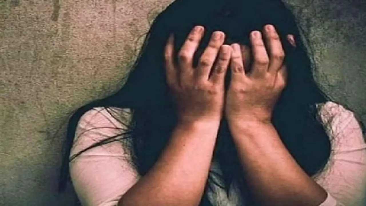 காதலித்த பெண் திருமணம் செய்துகொள்ள மறுத்ததால் ஆத்திரம்... பெண்ணின் உறவினர்கள் 11 பேரை வெட்டி கொடூரம். 