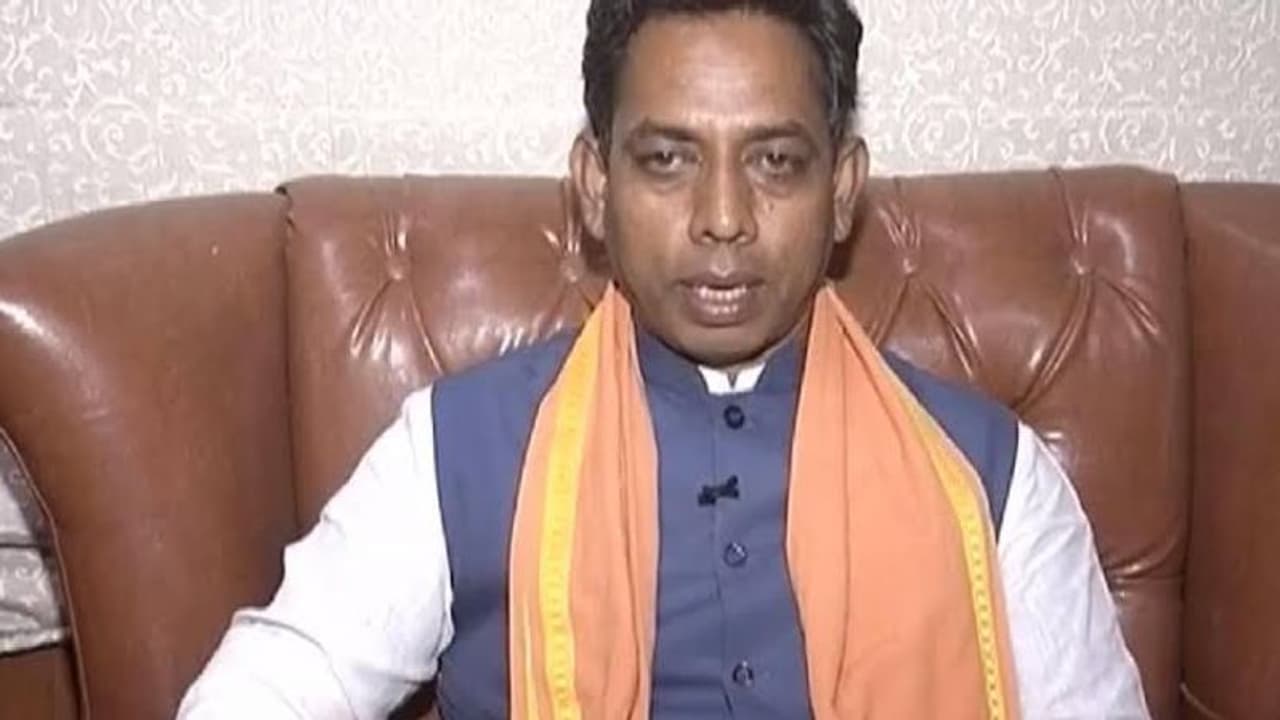 லட்சுமியை வழிபடாத முஸ்லிம்.. பணக்காரர் ஆகலயா.?? பாஜக எம்எல்ஏ நக்கல் பேச்சு.. உருவபொம்மை எரிப்பு. லட்சுமியை வழிபடாத முஸ்லிம்.. பணக்காரர் ஆகலயா.?? பாஜக எம்எல்ஏ நக்கல் பேச்சு.. உருவபொம்மை எரிப்பு.