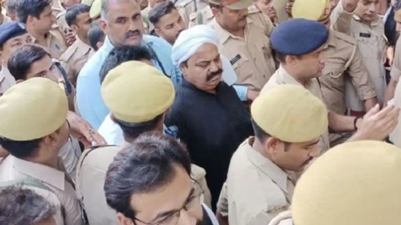 दो साल बाद गुजरात से लखनऊ लाया गया माफिया अतीक अहमद, पुलिस वैन से उतरने के साथ की CM योगी की तारीफ दो साल बाद गुजरात से लखनऊ लाया गया माफिया अतीक अहमद, पुलिस वैन से उतरने के साथ की CM योगी की तारीफ