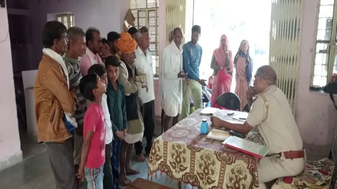 मंदिर में दलितों के कीर्तन करने पर मचा बवाल, आमने सामने हुए दो समुदाय, पुलिस ने शुरू की जांच मंदिर में दलितों के कीर्तन करने पर मचा बवाल, आमने सामने हुए दो समुदाय, पुलिस ने शुरू की जांच