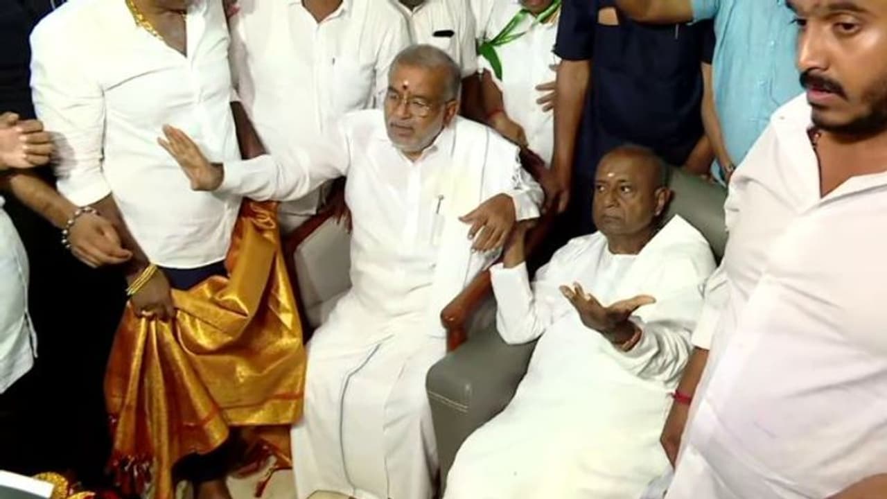 ಅಖಾಡಕ್ಕಿಳಿದ ಮಾಜಿ ಪ್ರಧಾನಿ, ಭಾವುಕರಾದ ಜಿಟಿಡಿ: ದೇವೇಗೌಡರ ಭೇಟಿಯಿಂದ ಸಂಧಾನ ಯಶಸ್ವಿ