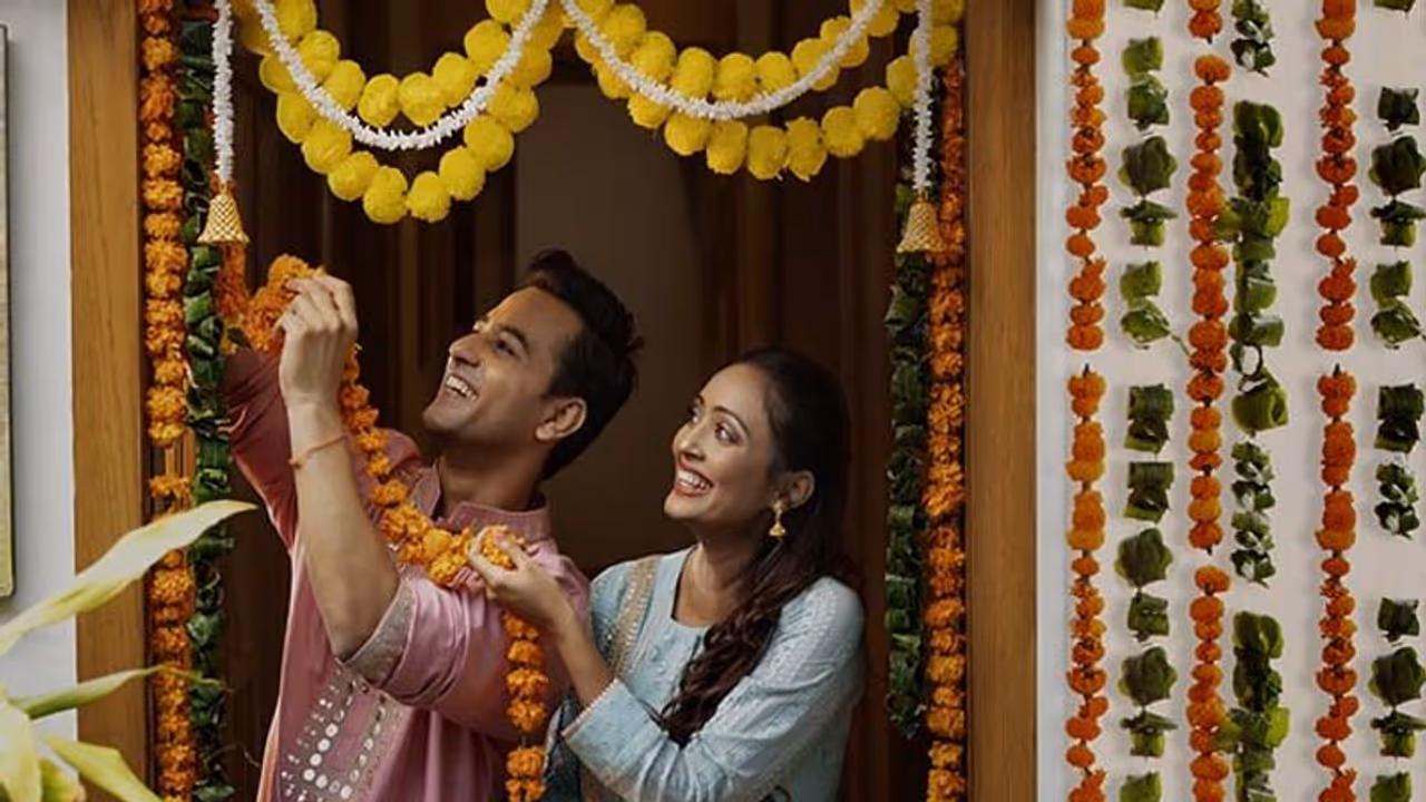 Diwali 2022: वंदनवार से बढ़ती है घर की सुदंरता और मिलते हैं शुभ फल, ध्यान रखें ये वास्तु टिप्स Diwali 2022: वंदनवार से बढ़ती है घर की सुदंरता और मिलते हैं शुभ फल, ध्यान रखें ये वास्तु टिप्स