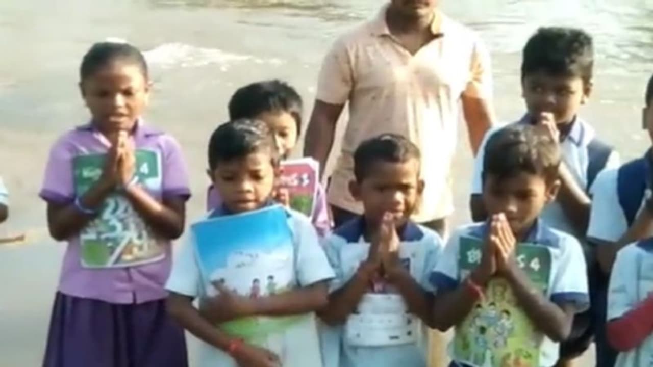 రోడ్డు కావాలని స్కూల్ విద్యార్థుల నిరసన.. ప్రజాసమస్యలపై ఈగో వద్దు జగన్ రెడ్డి అంటూ చంద్రబాబు ట్వీట్