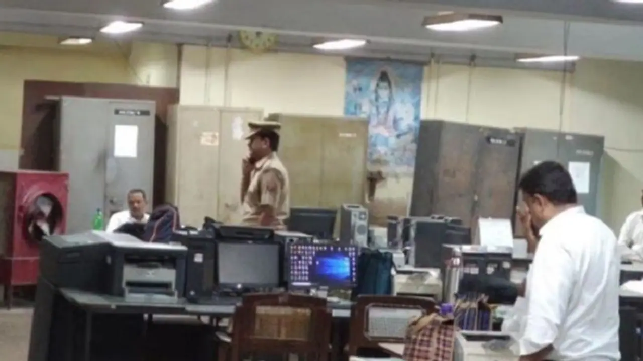 UPCBL: 146 करोड़ रुपए की हेराफेरी मामले में दो गिरफ्तार, रिटायर्ड अफसर के साथ मिलकर रचा गया था पूरा खेल UPCBL: 146 करोड़ रुपए की हेराफेरी मामले में दो गिरफ्तार, रिटायर्ड अफसर के साथ मिलकर रचा गया था पूरा खेल