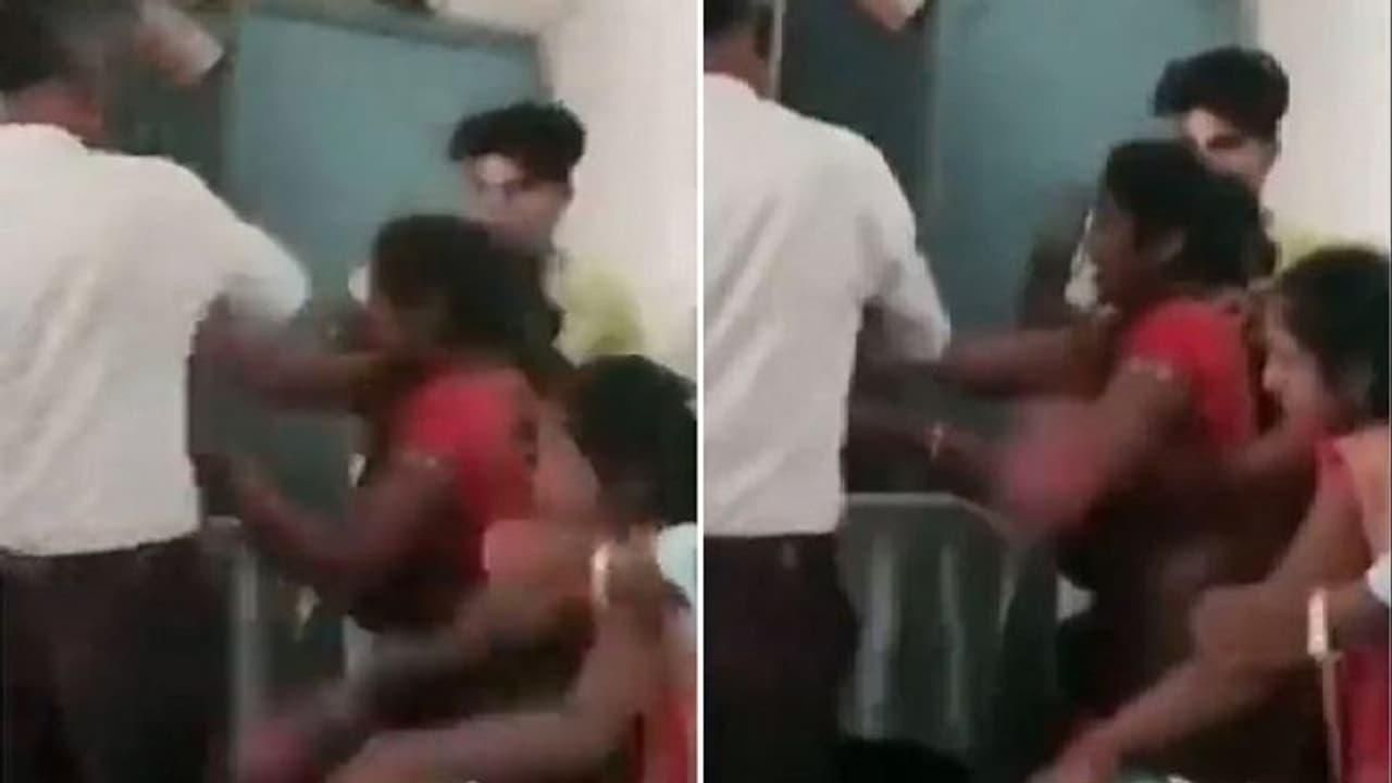 टीचर के सिर से महिला अभिभावकों ने उतारा आशिकी का भूत, वायरल हो रहे वीडियो पर पुलिस ने लिया कड़ा एक्शन टीचर के सिर से महिला अभिभावकों ने उतारा आशिकी का भूत, वायरल हो रहे वीडियो पर पुलिस ने लिया कड़ा एक्शन