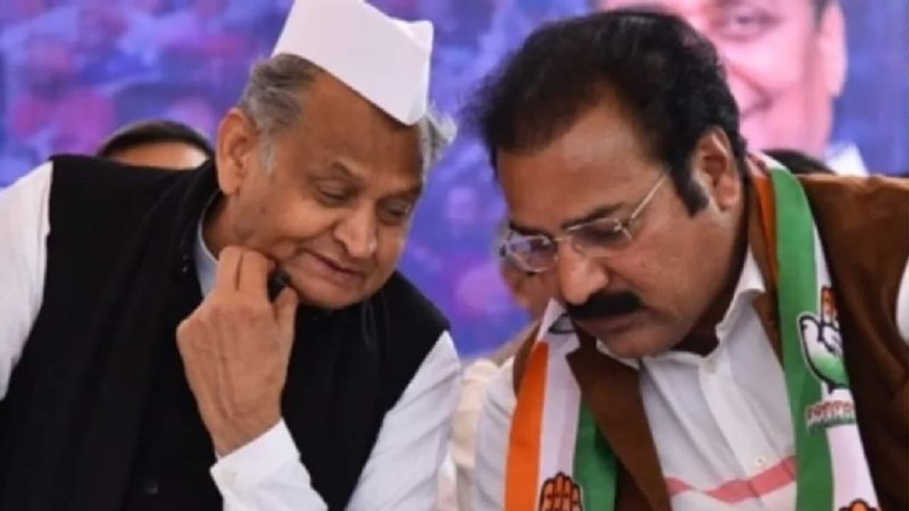 अशोक गहलोत के मंत्री के विवादित बोल वसुंधरा राजे अपने नेताओं की सद्बुद्धि के लिए कर रहीं देव दर्शन यात्रा अशोक गहलोत के मंत्री के विवादित बोल वसुंधरा राजे अपने नेताओं की सद्बुद्धि के लिए कर रहीं देव दर्शन यात्रा