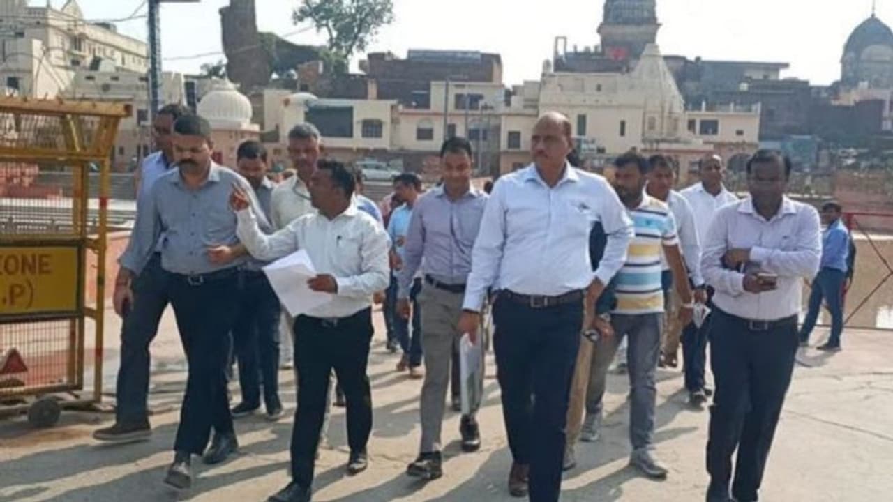 दीपोत्सव में शामिल हो रहे PM मोदी की सुरक्षा के हो रहे खास इंतजाम, अयोध्या में एसपीजी टीम ने डाला डेरा दीपोत्सव में शामिल हो रहे PM मोदी की सुरक्षा के हो रहे खास इंतजाम, अयोध्या में एसपीजी टीम ने डाला डेरा