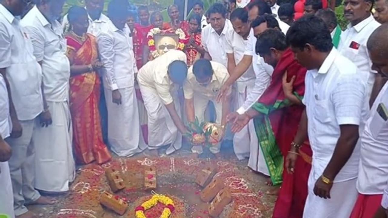 இந்து முறைப்படி நடந்த கருணாநிதி சிலை அடிக்கல் நாட்டுவிழா... அரசியல் விமர்சகர்கள் மத்தியில் சர்ச்சை!!