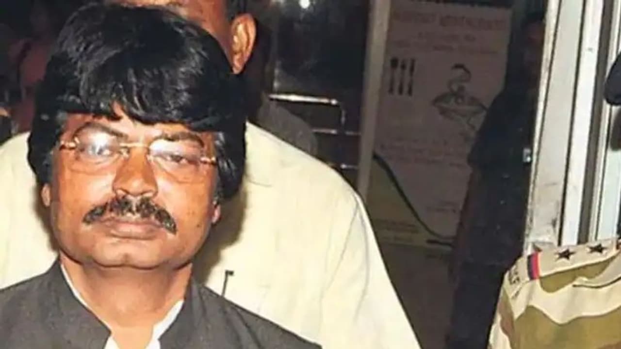 रांची में पूर्व मंत्री योगेंद्र साव को ग्रामीणों ने घेरा, 3 घंटों तक गाड़ी में ही बैठे रहे, जानिए पूरा मामला रांची में पूर्व मंत्री योगेंद्र साव को ग्रामीणों ने घेरा, 3 घंटों तक गाड़ी में ही बैठे रहे, जानिए पूरा मामला