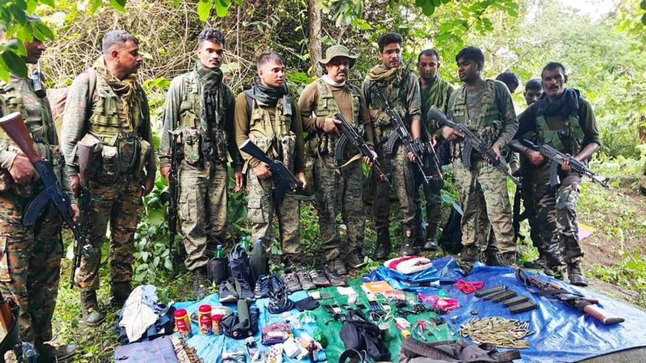 झारखंड में दिवाली से पहले पुलिस को मिली बड़ी सफलता, 5 लाख रुपये का इनामी माओवादी गिरफ्तार झारखंड में दिवाली से पहले पुलिस को मिली बड़ी सफलता, 5 लाख रुपये का इनामी माओवादी गिरफ्तार