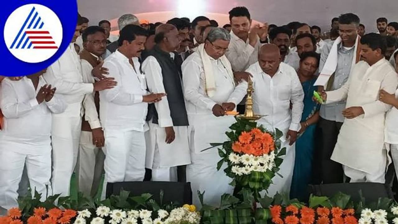 40% ಕಮಿಷನ್ ಹೊಡೆಯುವುದರಲ್ಲಿ ಬಿಜೆಪಿ ಸರ್ಕಾರ ಮುಳುಗಿದೆ: ಸಿದ್ದರಾಮಯ್ಯ 40% ಕಮಿಷನ್ ಹೊಡೆಯುವುದರಲ್ಲಿ ಬಿಜೆಪಿ ಸರ್ಕಾರ ಮುಳುಗಿದೆ: ಸಿದ್ದರಾಮಯ್ಯ