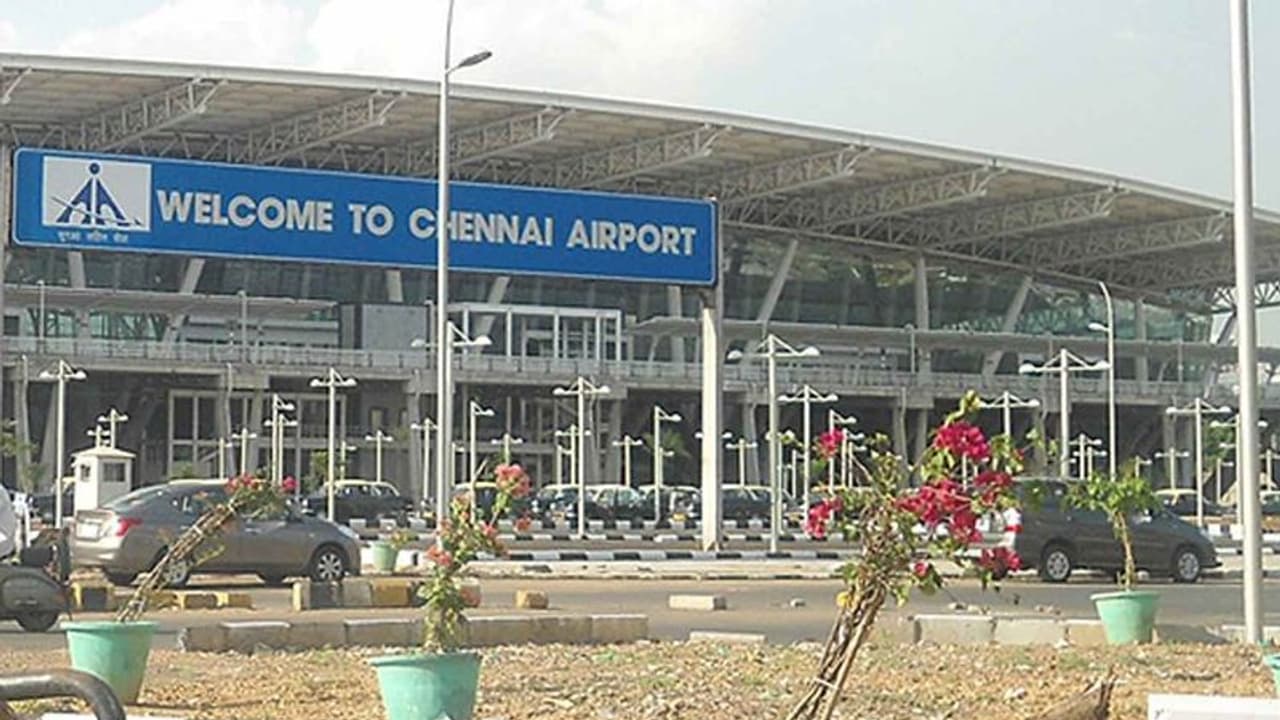 கோவை கார் வெடிப்பு சம்பவ எதிரொலி... சென்னை விமானநிலையத்தில் 5 அடுக்கு பாதுகாப்பு!! கோவை கார் வெடிப்பு சம்பவ எதிரொலி... சென்னை விமானநிலையத்தில் 5 அடுக்கு பாதுகாப்பு!!