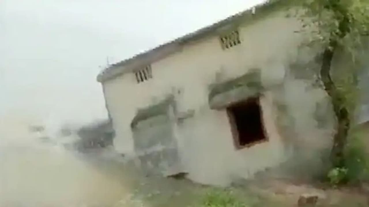 കനത്ത മഴയെ തുടര്‍ന്നുള്ള മണ്ണൊലിപ്പില്‍ വീട് തകര്‍ന്ന് പുഴയിലേക്ക് വീഴുന്ന ദൃശ്യം...